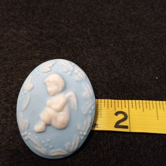 Sitting Guardian Angel Ceramic Cameo - Picture 4 of 4